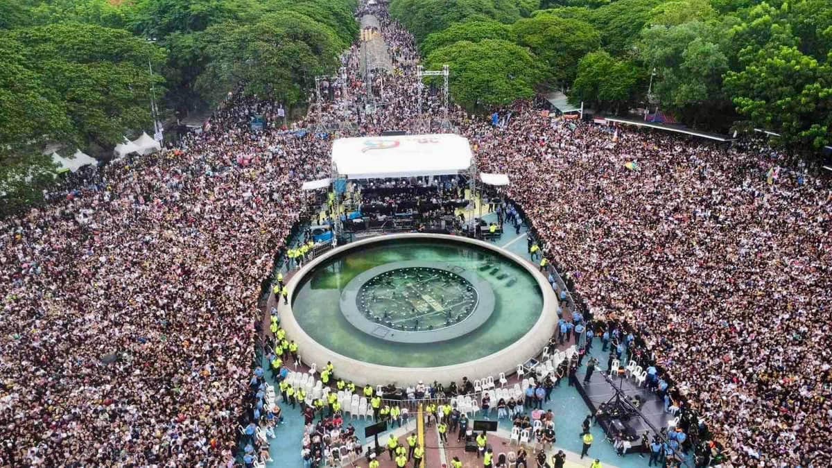 The huge crowd in late afternoon at the Quezon Memorial Circle.
